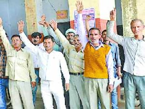 Roadways workers demanded the right to contract